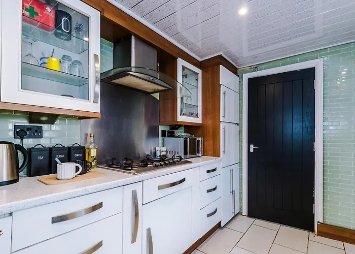 Dom wakacyjny 3br Salford Sleeps 7 Kitchen Parking *