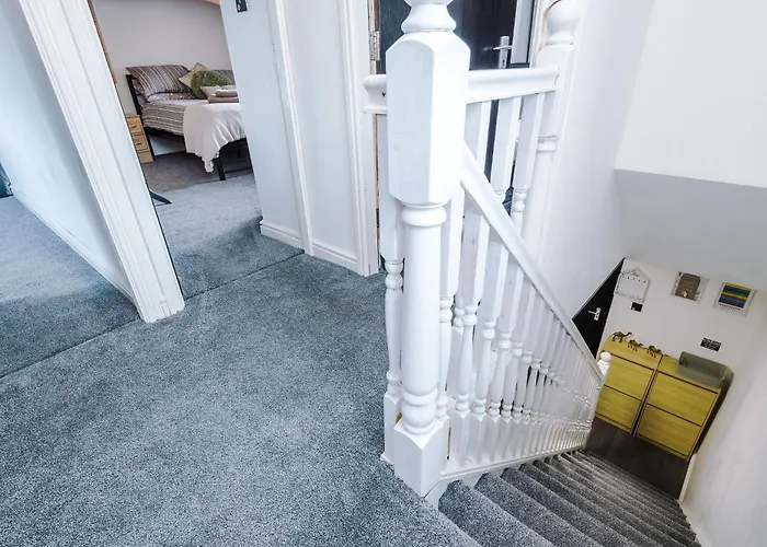 3br Salford Sleeps 7 Kitchen Parking *