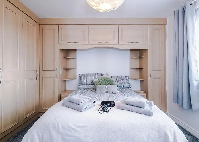 3br Salford Sleeps 7 Kitchen Parking * Manchester