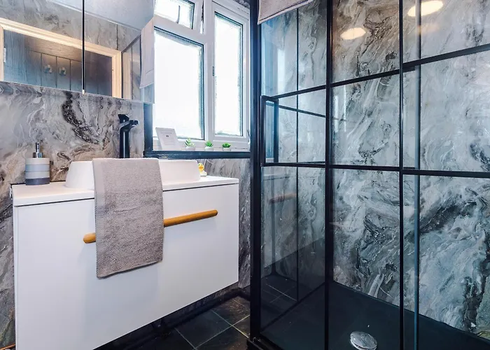 3br Salford Sleeps 7 Kitchen Parking *