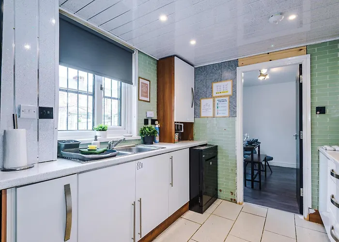 3br Salford Sleeps 7 Kitchen Parking Manchester