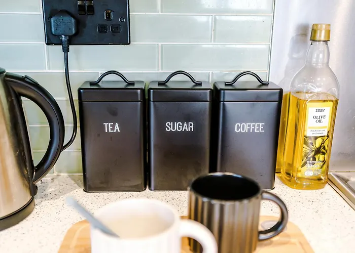 Dom wakacyjny 3br Salford Sleeps 7 Kitchen Parking