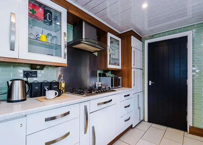 Dom wakacyjny 3br Salford Sleeps 7 Kitchen Parking *