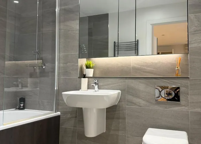 Modern Centre 2 Bedroom With Large Balcony