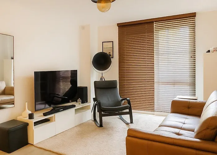 Modern Centre 2 Bedroom With Large Balcony 아파트 *