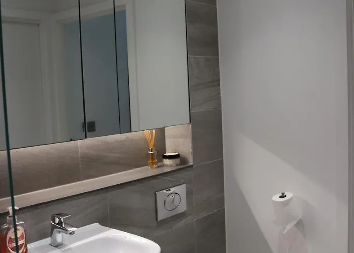 Modern Centre 2 Bedroom With Large Balcony 아파트 *