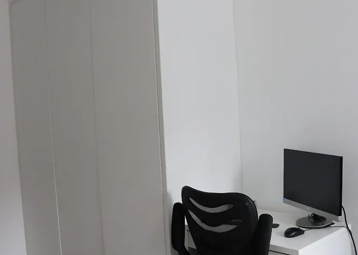 Modern Centre 2 Bedroom With Large Balcony *