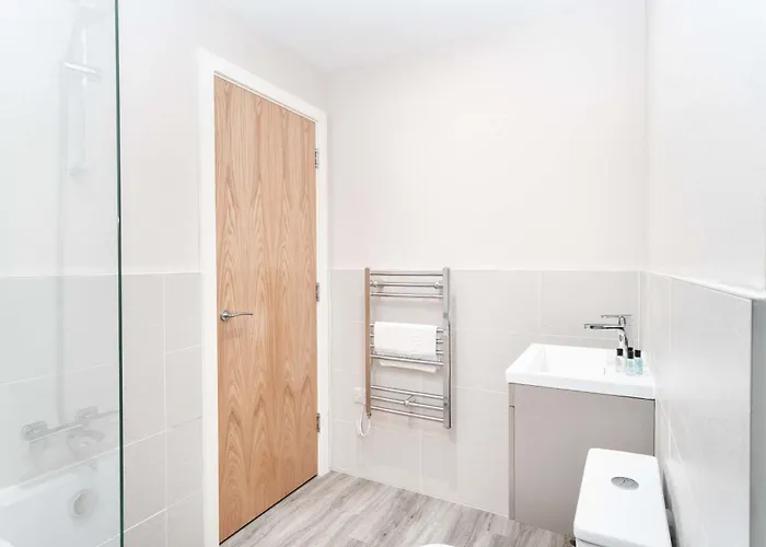 Bright & Spacious 2 Bedroom *