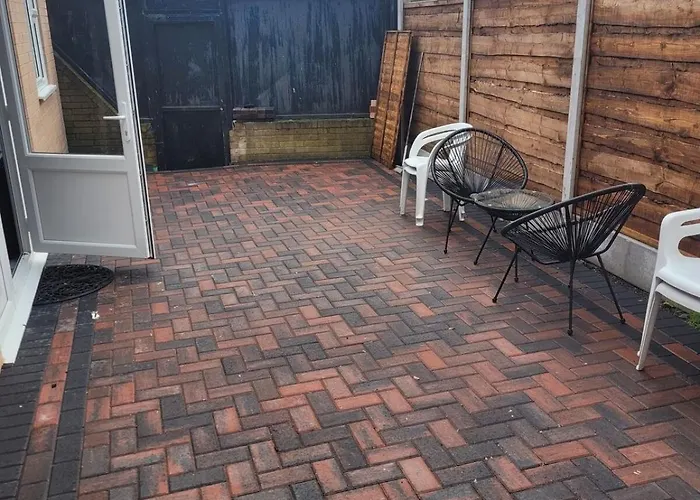 Cosy Newly Built Self-contained Garden Flat Manchester