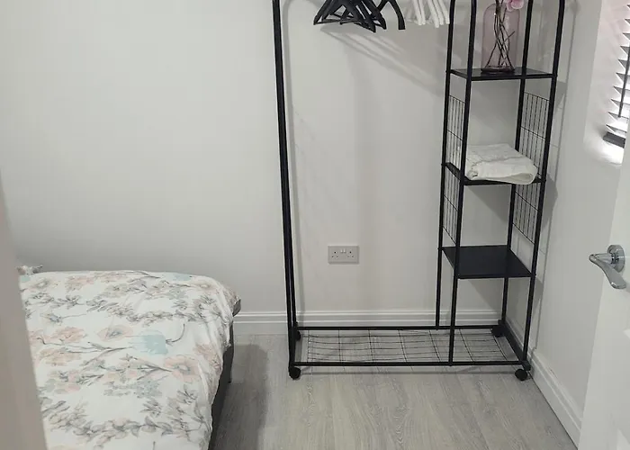 Cosy Newly Built Self-contained Garden Flat *