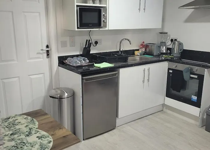 Cosy Newly Built Self-contained Garden Flat 아파트 맨체스터