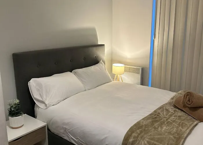 The Dyche - Spacious - Local Attractions