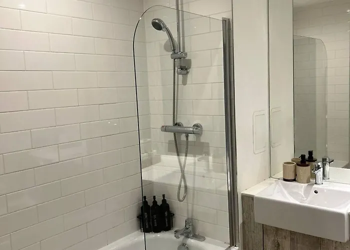 The Dyche - Spacious - Local Attractions *