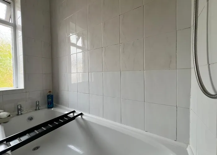 بيت للعطل Budget Spacious 3 Bed In مانشستر