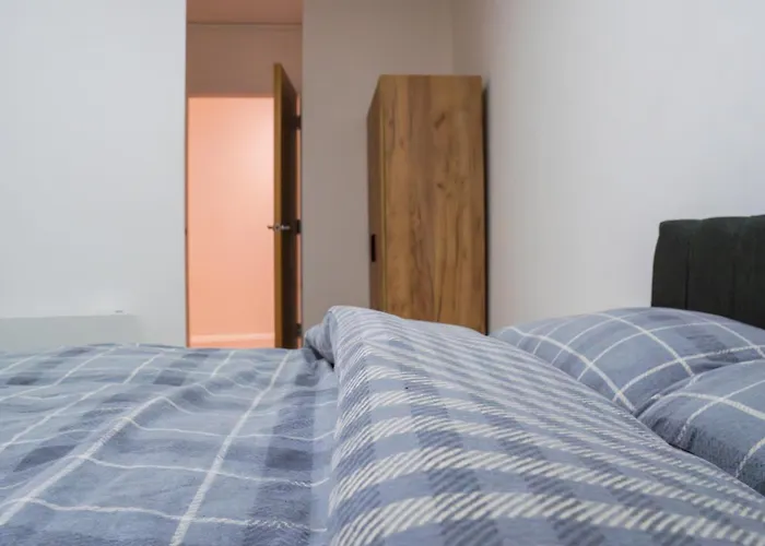 Stunning Modern 3 Bed, 2 Bedroom - Secure Parking - Close To Centre And Old Trafford Apartment *