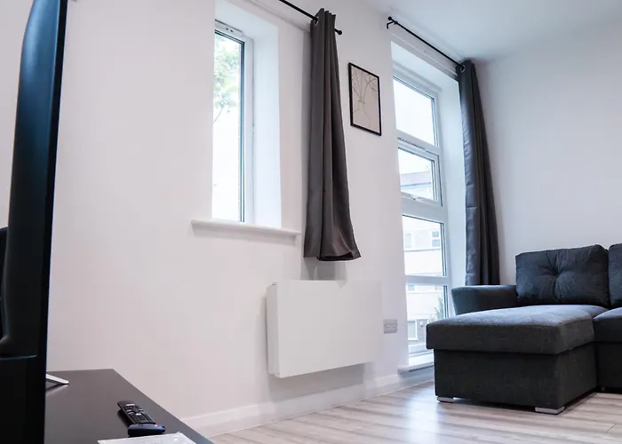 Apartment Stunning Modern 3 Bed, 2 Bedroom - Secure Parking - Close To Centre And Old Trafford