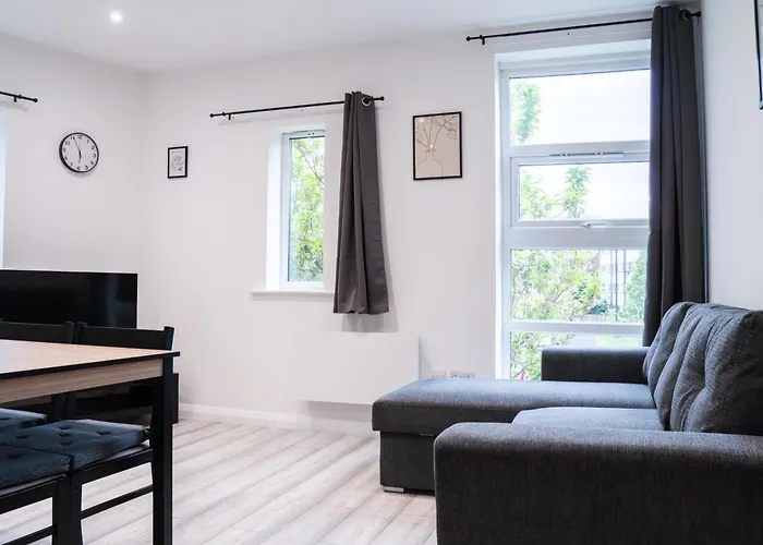 아파트 Stunning Modern 2 Bed Apartment, With Parking, Close To Town