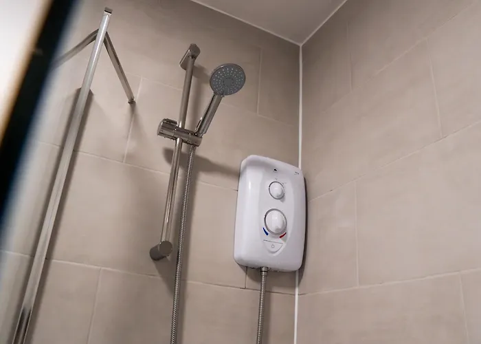 Stunning Modern 3 Bed, 2 Bedroom - Secure Parking - Close To Centre And Old Trafford Apartment