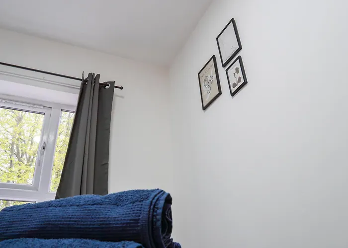 Stunning Modern 2 Bed Apartment, With Parking, Close To Town 아파트 *