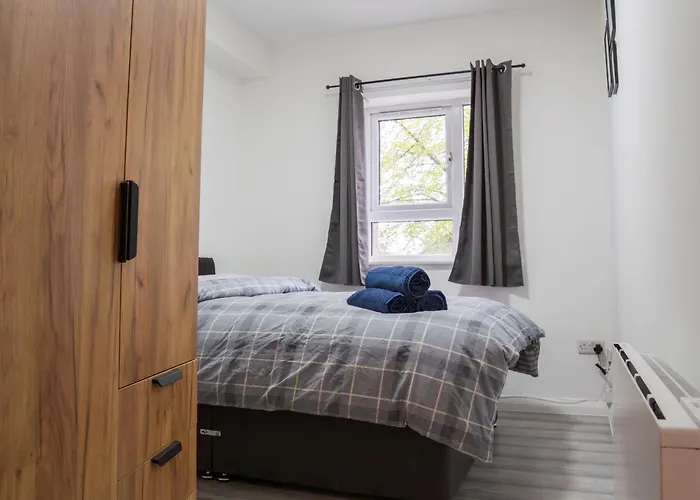 Apartment Stunning Modern 3 Bed, 2 Bedroom - Secure Parking - Close To Centre And Old Trafford Manchester