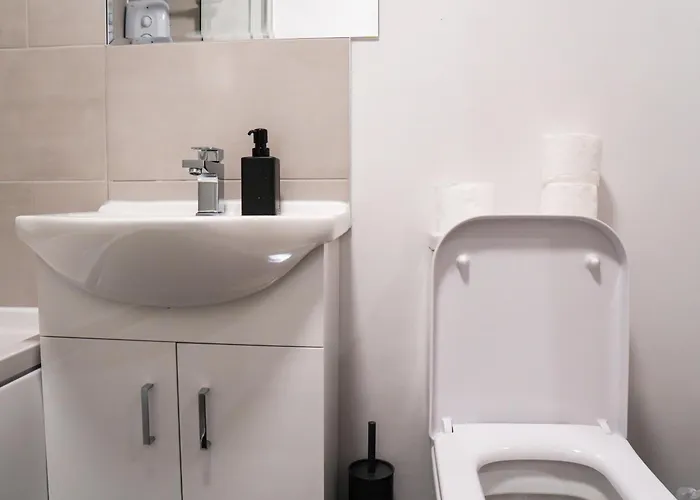 Stunning Modern 3 Bed, 2 Bedroom - Secure Parking - Close To Centre And Old Trafford