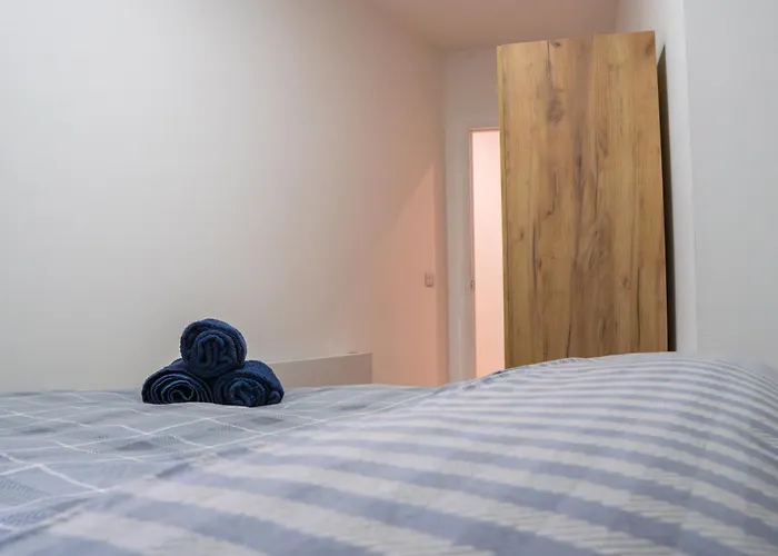 Apartment Stunning Modern 3 Bed, 2 Bedroom - Secure Parking - Close To Centre And Old Trafford