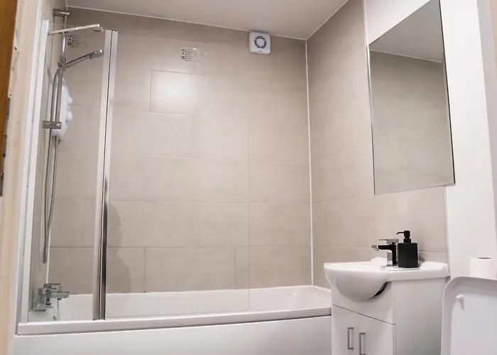 Apartment Stunning Modern 3 Bed, 2 Bedroom - Secure Parking - Close To Centre And Old Trafford Manchester