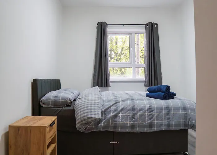 Stunning Modern 2 Bed Apartment, With Parking, Close To Town *