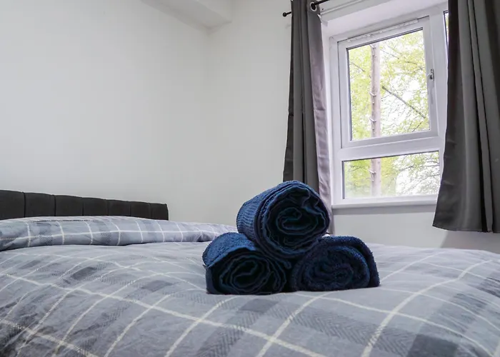 Stunning Modern 3 Bed, 2 Bedroom - Secure Parking - Close To Centre And Old Trafford