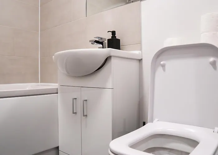 아파트 Stunning Modern 2 Bed Apartment, With Parking, Close To Town *