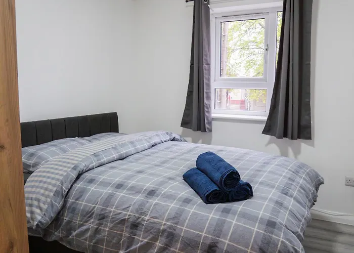 Stunning Modern 3 Bed, 2 Bedroom - Secure Parking - Close To Centre And Old Trafford Manchester