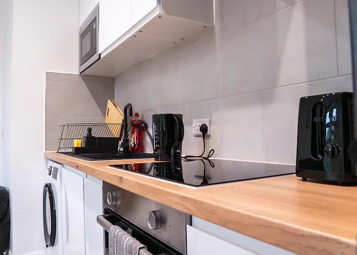 Stunning Modern 3 Bed, 2 Bedroom - Secure Parking - Close To Centre And Old Trafford Apartment