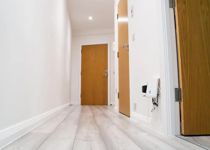 Stunning Modern 3 Bed, 2 Bedroom - Secure Parking - Close To Centre And Old Trafford Apartment