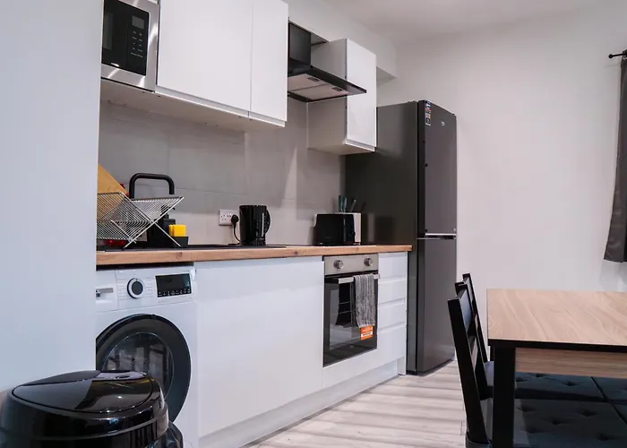 Stunning Modern 2 Bed Apartment, With Parking, Close To Town *