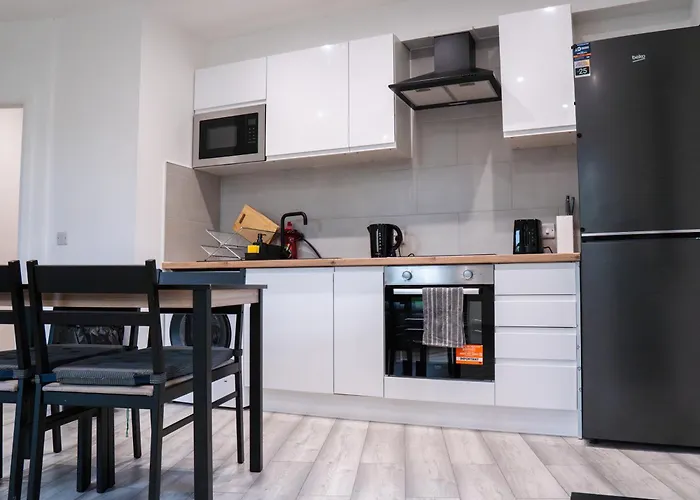 Stunning Modern 2 Bed Apartment, With Parking, Close To Town *