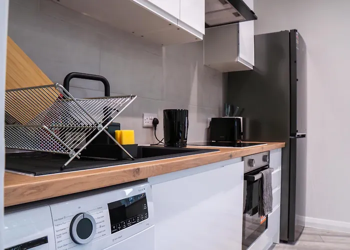 Stunning Modern 3 Bed, 2 Bedroom - Secure Parking - Close To Centre And Old Trafford *