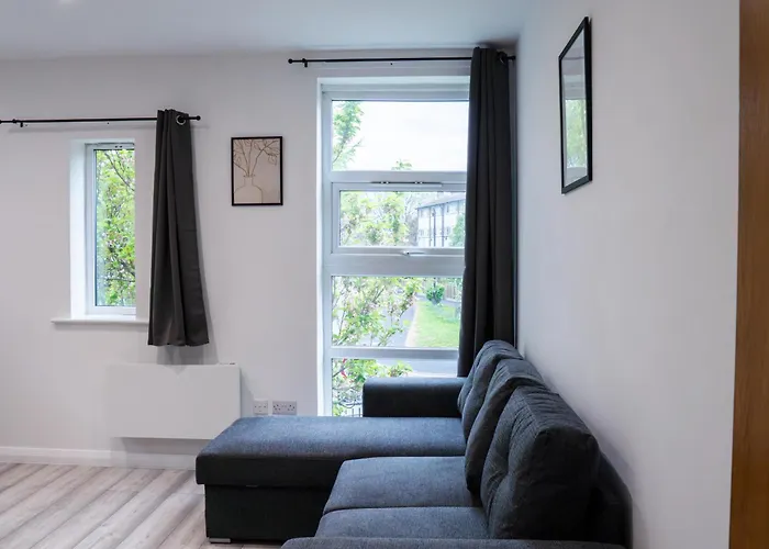 Stunning Modern 2 Bed Apartment, With Parking, Close To Town