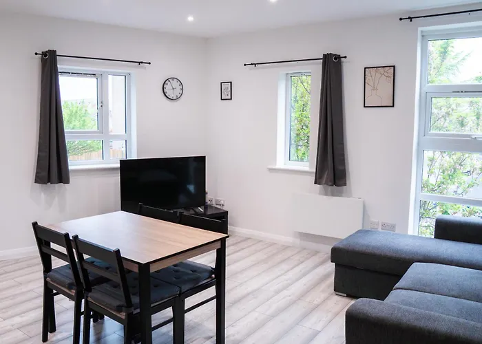 Stunning Modern 3 Bed, 2 Bedroom - Secure Parking - Close To Centre And Old Trafford Apartment Manchester