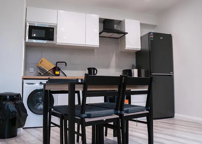 Stunning Modern 3 Bed, 2 Bedroom - Secure Parking - Close To Centre And Old Trafford Manchester