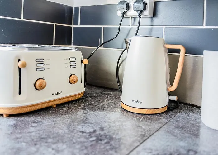 2 Bedroom Denton, Suitable For Professionals Needing A Peaceful Work Environment Manchester