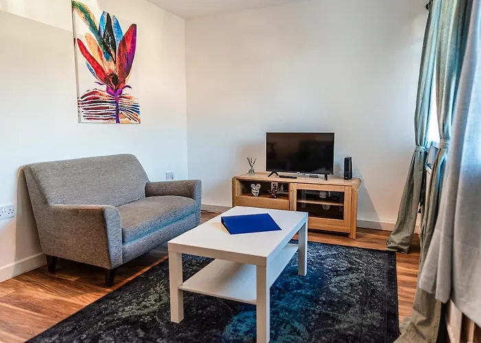 2 Bedroom Denton, Suitable For Professionals Needing A Peaceful Work Environment