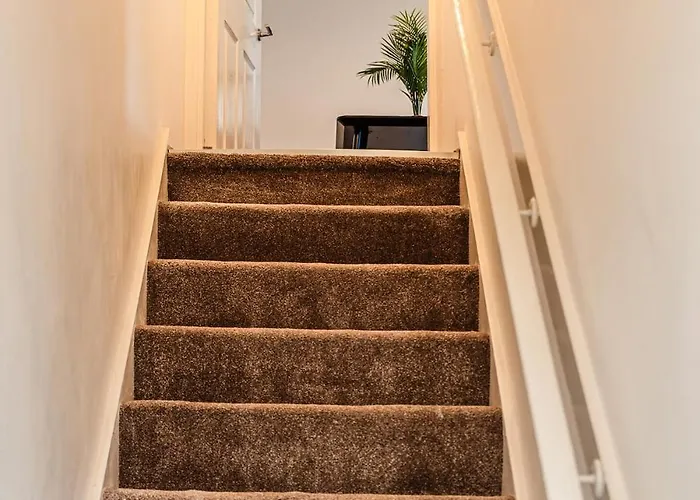 2 Bedroom Denton, Suitable For Professionals Needing A Peaceful Work Environment *