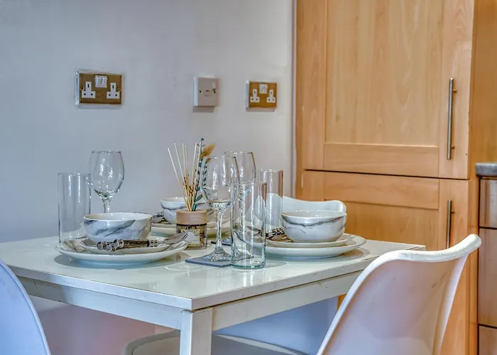 Modern 2br With Free Parking Sleeps 8 Walk To Old Trafford 아파트