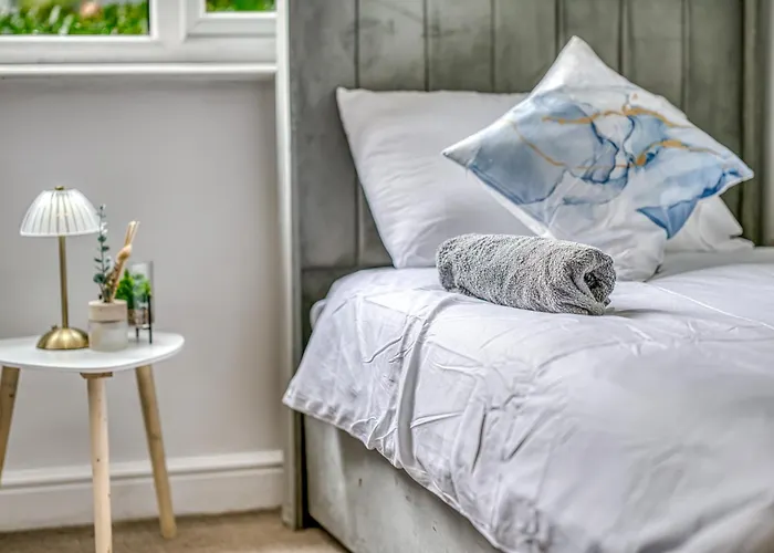 Modern 2br With Free Parking Sleeps 8 Walk To Old Trafford 아파트 *