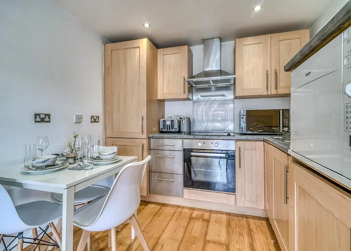 Modern 2br With Free Parking Sleeps 8 Walk To Old Trafford 아파트 맨체스터