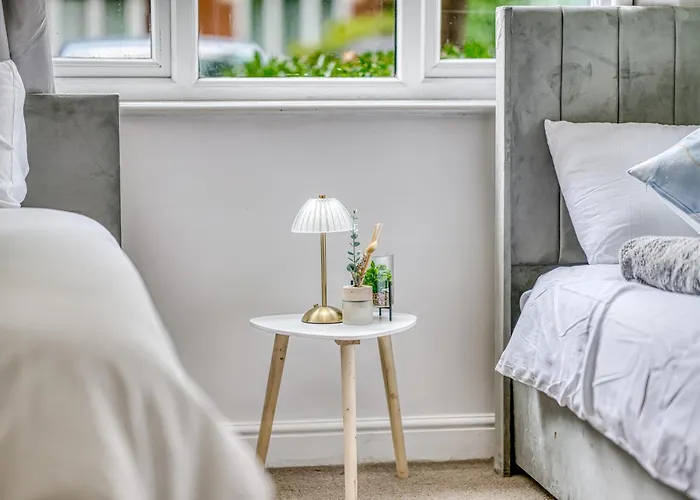 Modern 2br With Free Parking Sleeps 8 Walk To Old Trafford 아파트