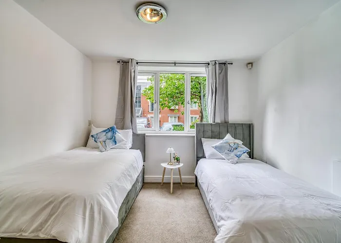 Modern 2br With Free Parking Sleeps 8 Walk To Old Trafford 아파트 맨체스터
