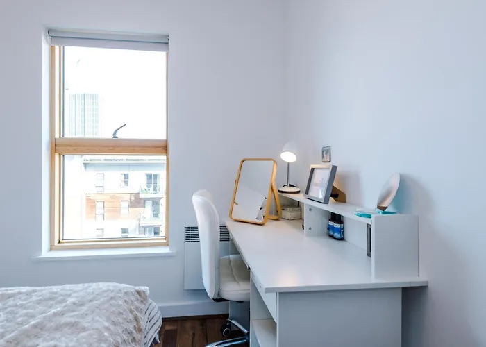 Elegant 2br Flat Near Northern Quarter