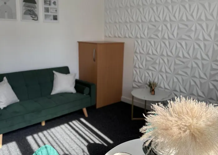 Luxury And Cosy Near Old Trafford M16 ,free Private Parking,fast Wi-fi,self Check-in Anytime Perfect For Late Arrivals, 5 Minutes To Old Trafford Stadium