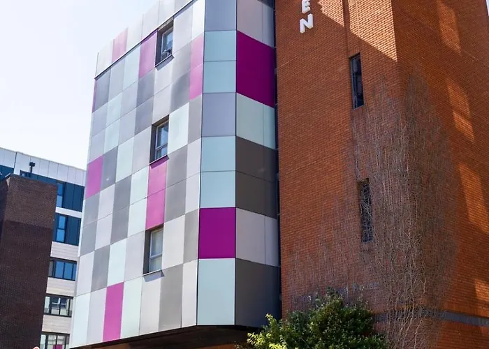 Luxury And Cosy Near Old Trafford M16 ,free Private Parking,fast Wi-fi,self Check-in Anytime Perfect For Late Arrivals, 5 Minutes To Old Trafford Stadium Appartement *